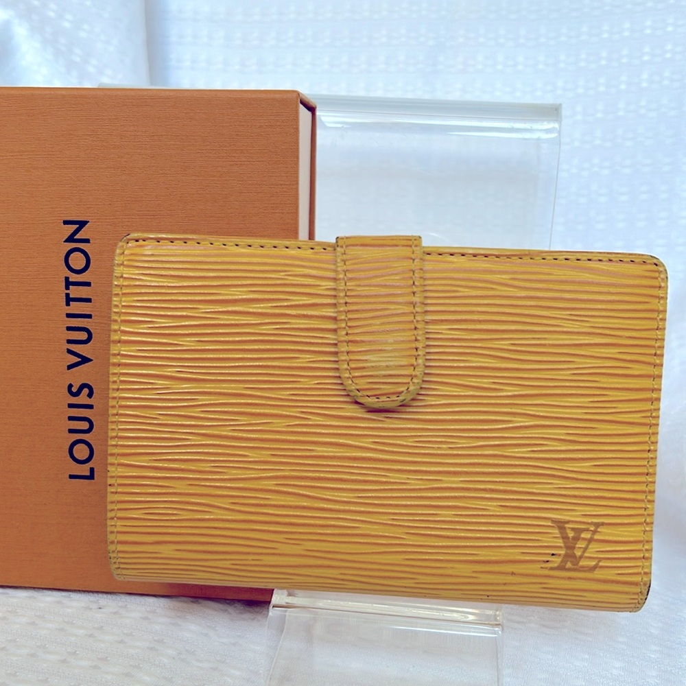 Louis Vuitton Epi wallet